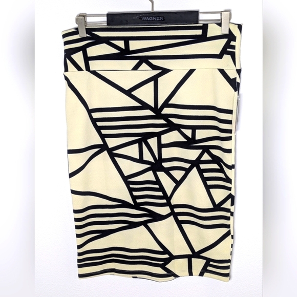 New LuLaRoe Cassie Pencil Stretchy Mini Skirt Size M Color Cream And Black - Picture 1 of 5
